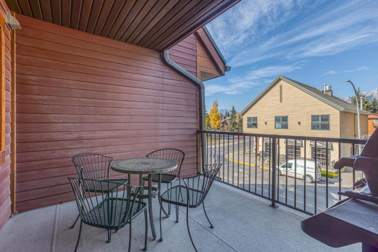 Rundle Rise - Spacious Condo Steps From Main Street Canmore Bagian luar foto