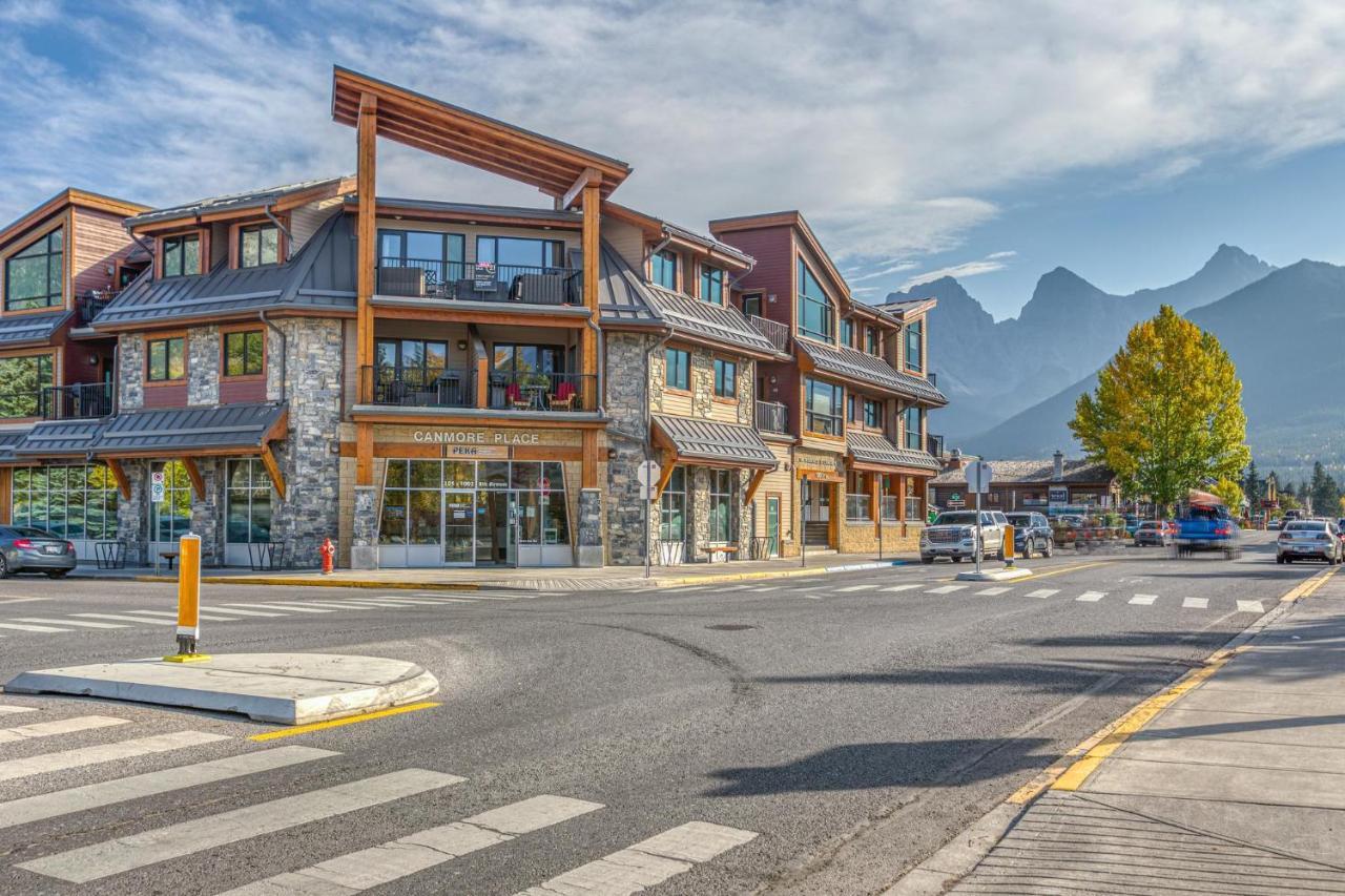 Rundle Rise - Spacious Condo Steps From Main Street Canmore Bagian luar foto