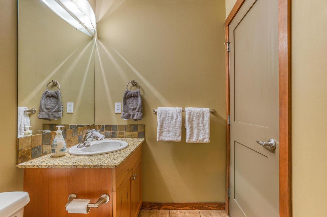Rundle Rise - Spacious Condo Steps From Main Street Canmore Bagian luar foto