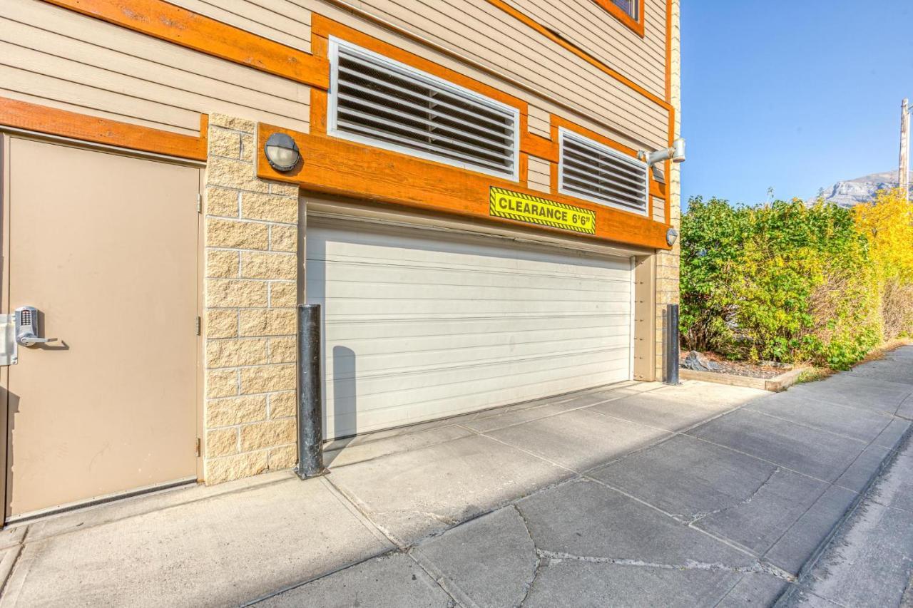 Rundle Rise - Spacious Condo Steps From Main Street Canmore Bagian luar foto