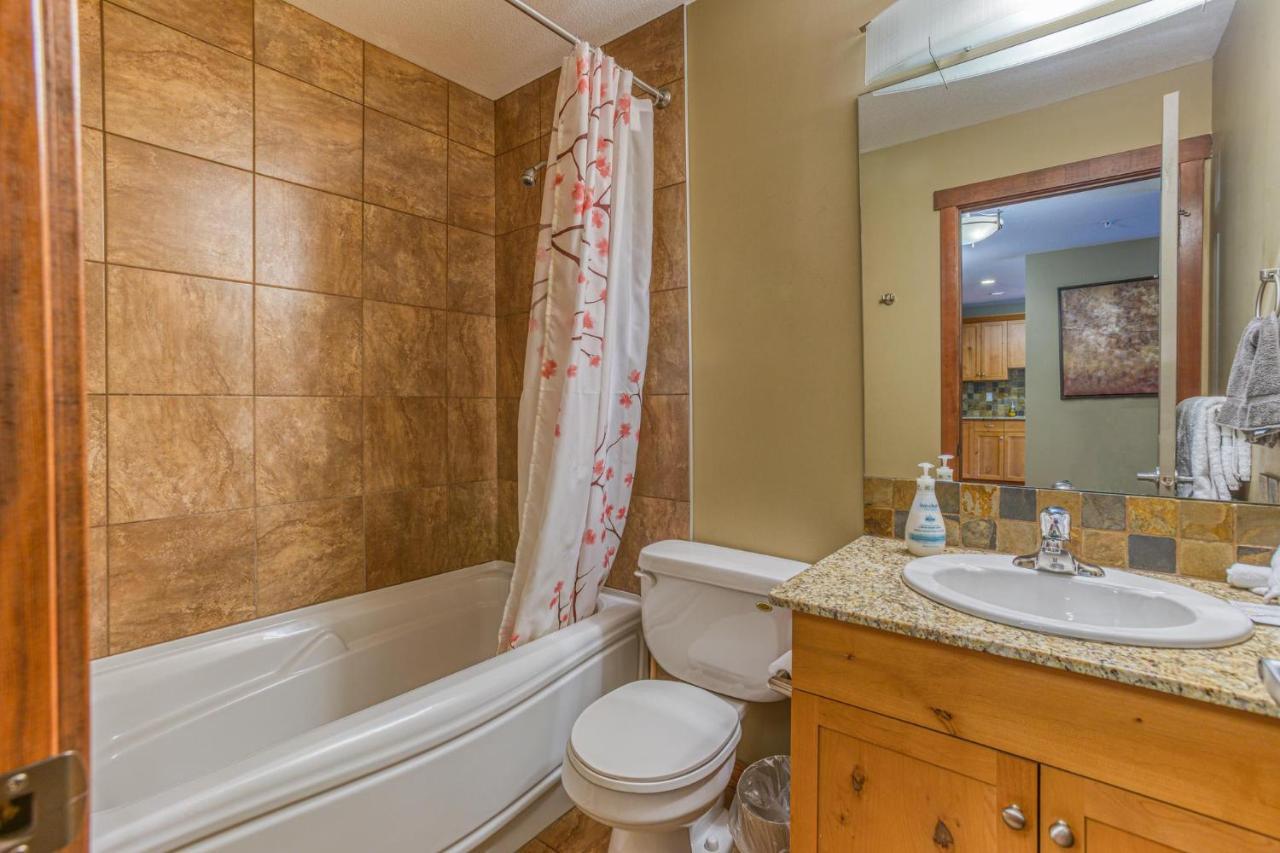 Rundle Rise - Spacious Condo Steps From Main Street Canmore Bagian luar foto
